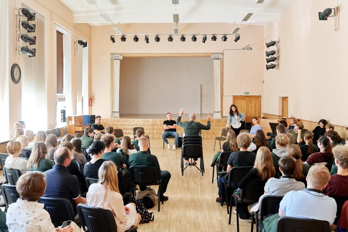 Operos „Meilės eliksyras“ premjeros sutiktuvės prasidėjo interaktyvia edukacine kelione po Klaipėdos mokyklas